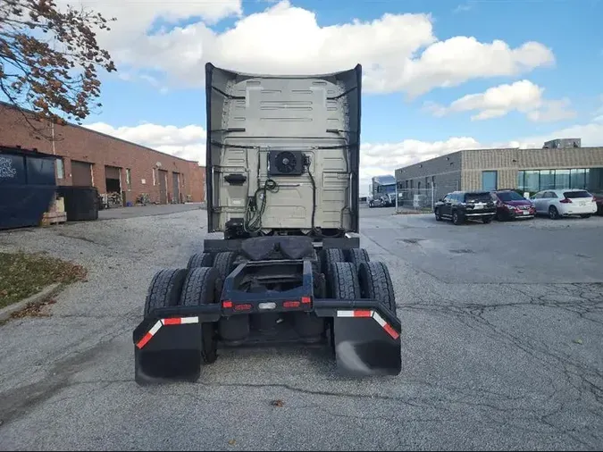 2021 VOLVO VNL760