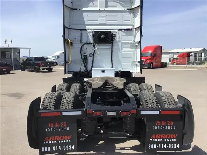 2021 VOLVO VNL740