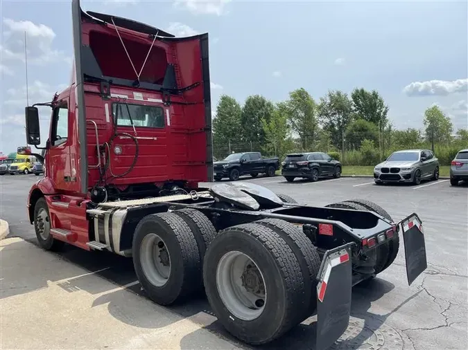 2020 VOLVO VNR300