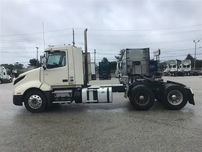 2020 VOLVO VNL300
