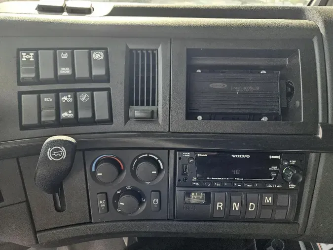 2022 VOLVO VNL64T740