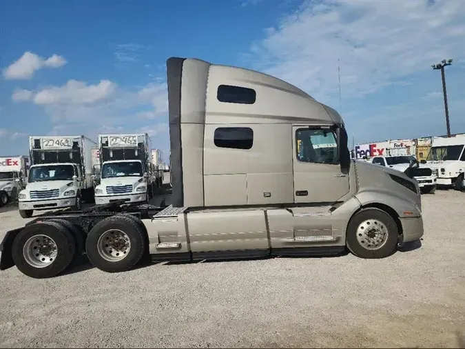 2021 VOLVO VNL760