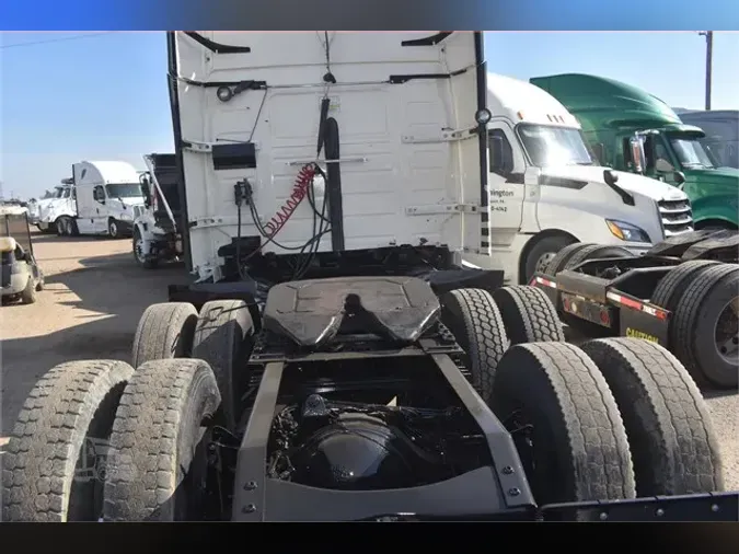 2015 VOLVO VNL64T670