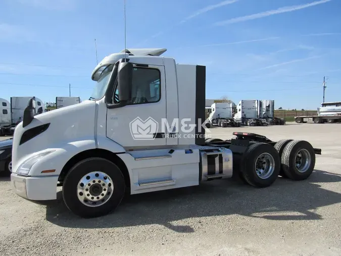 2025 VOLVO VNR64T300