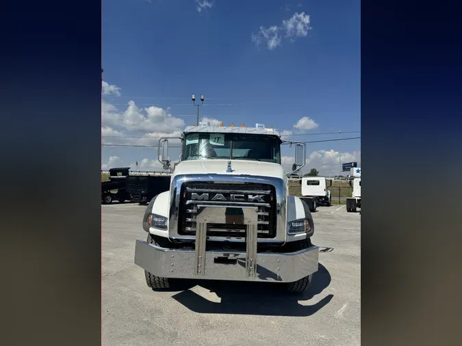  MACK GR64B