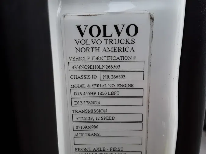 2020 VOLVO VNL64T-760