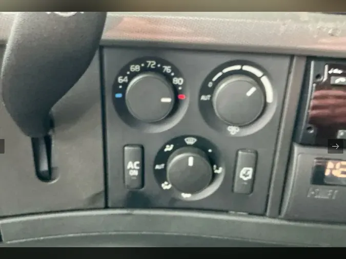 2021 VOLVO VNL64T760