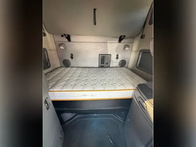 2020 VOLVO VNL64T760