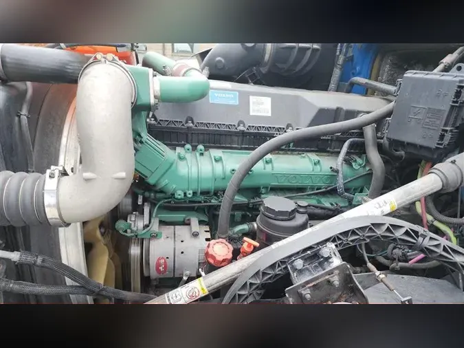 2017 VOLVO VNL300