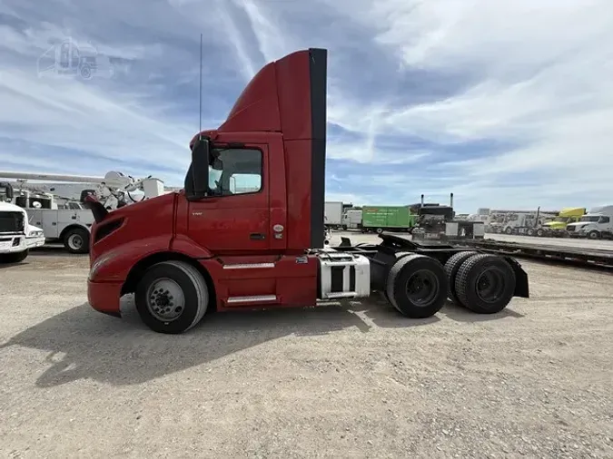 2021 VOLVO VNR64T300