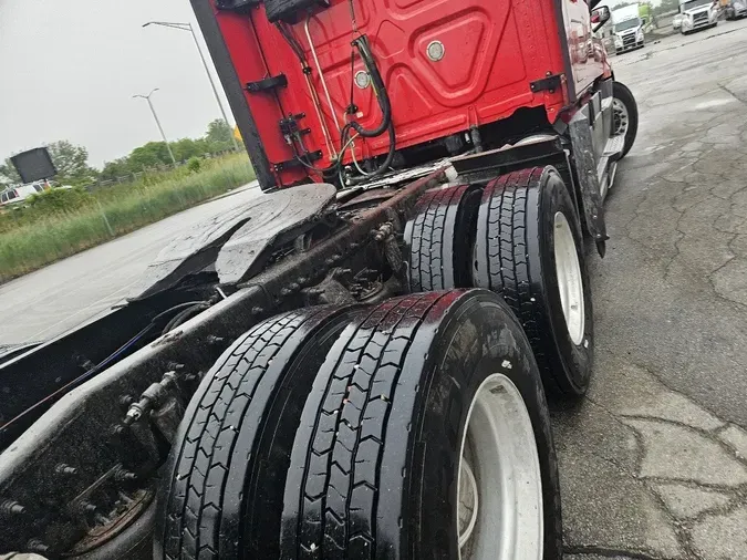2020 FREIGHTLINER Cascadia 126