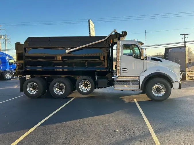 2025 Kenworth T880 Tri-axle