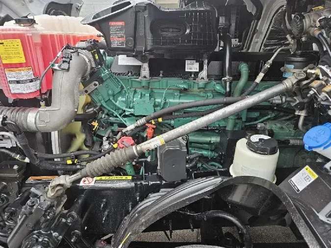 2025 VOLVO VNL64T860