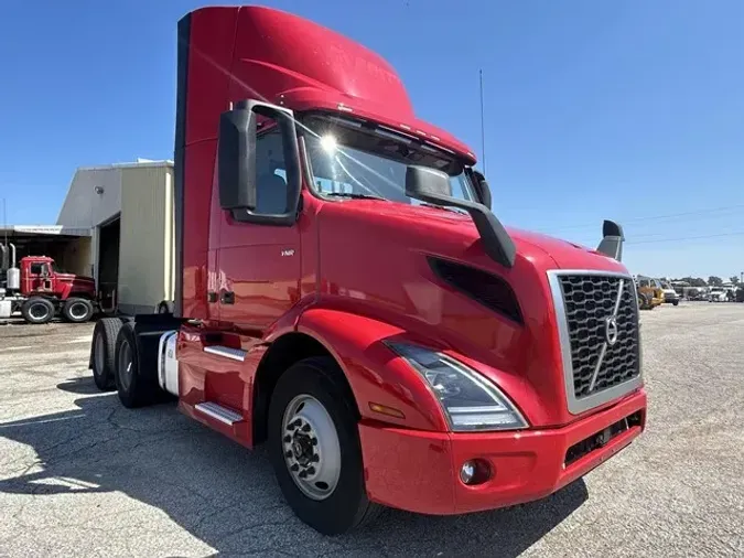 2020 VOLVO VNR64T300