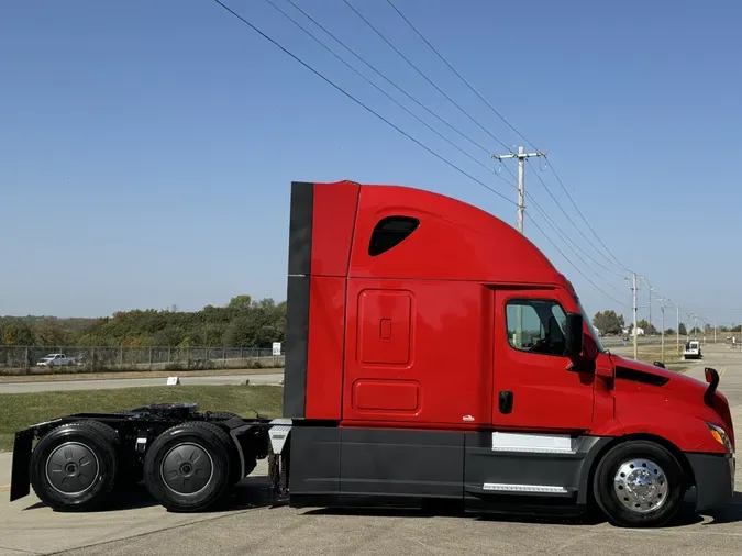 2020 FREIGHTLINER Cascadia 126