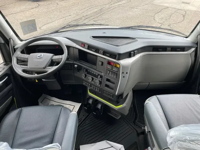 2025 VOLVO VNL64T660