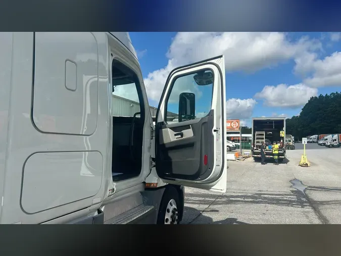 2019 Freightliner Cascadia 126