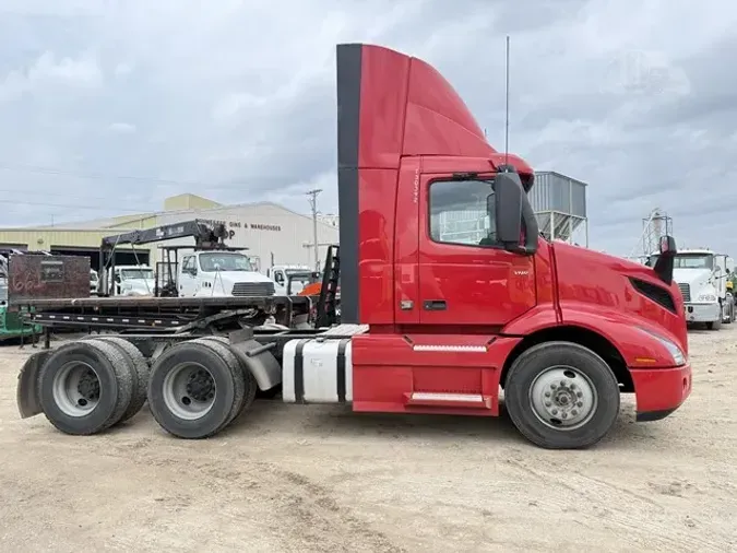 2022 VOLVO VNR64T300