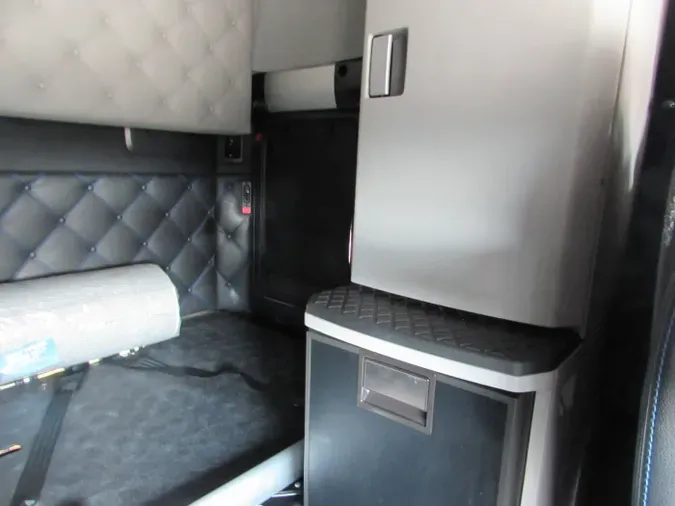 2024 Kenworth W990
