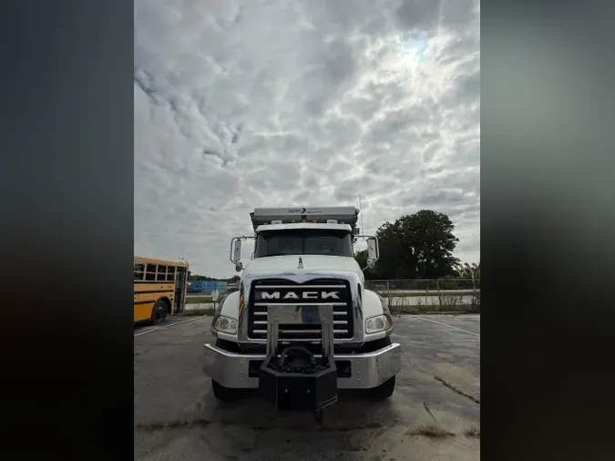 2013 Mack GU813