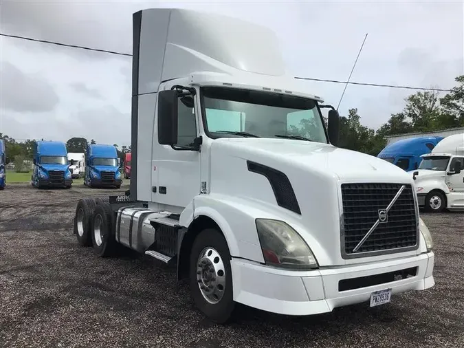 2015 VOLVO VNL300