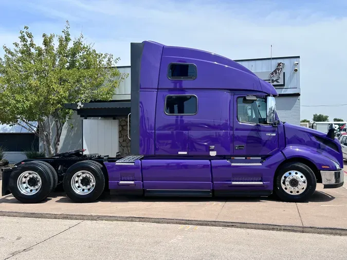 2025 VOLVO VNL64T860