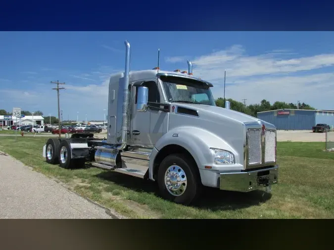 2025 Kenworth T880