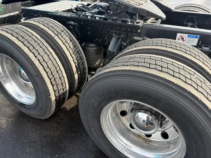 2027 VOLVO TRUCK VNL64TV04