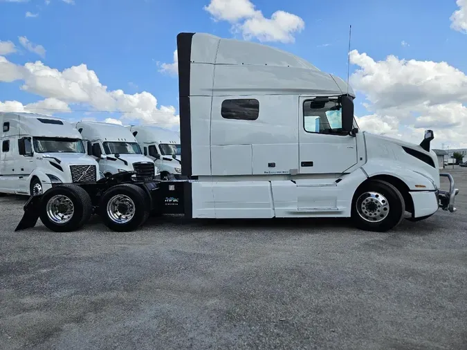 2022 VOLVO VNL64T740