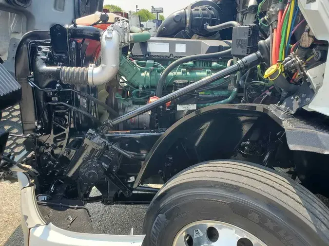 2020 VOLVO VNL64T740