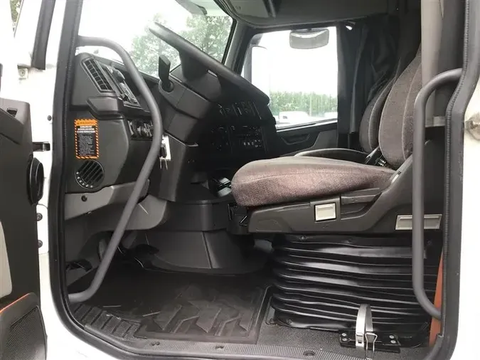 2019 VOLVO VNL740