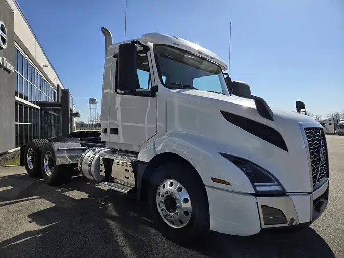 2021 VOLVO VNL64T300