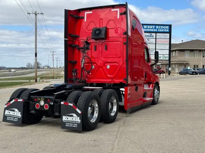 2022 FREIGHTLINER Cascadia 126