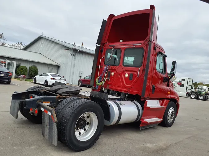 2013 FREIGHTLINER/MERCEDES CASCADIA 125