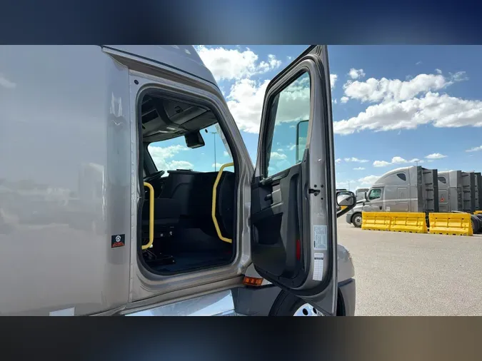 2023 Freightliner Cascadia 126