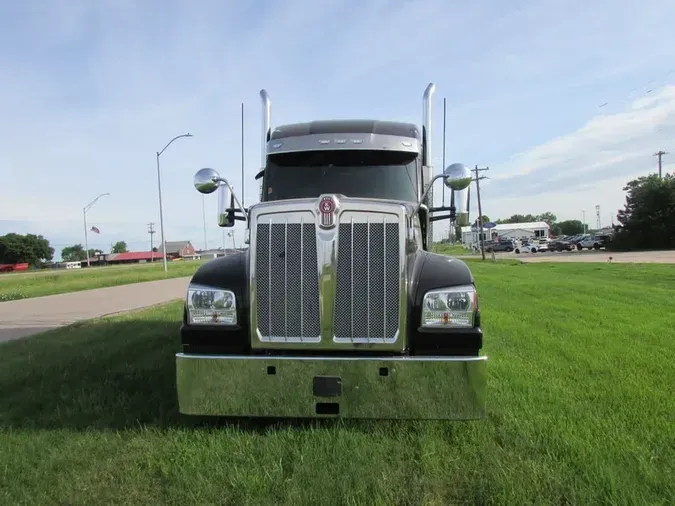 2023 Kenworth W990
