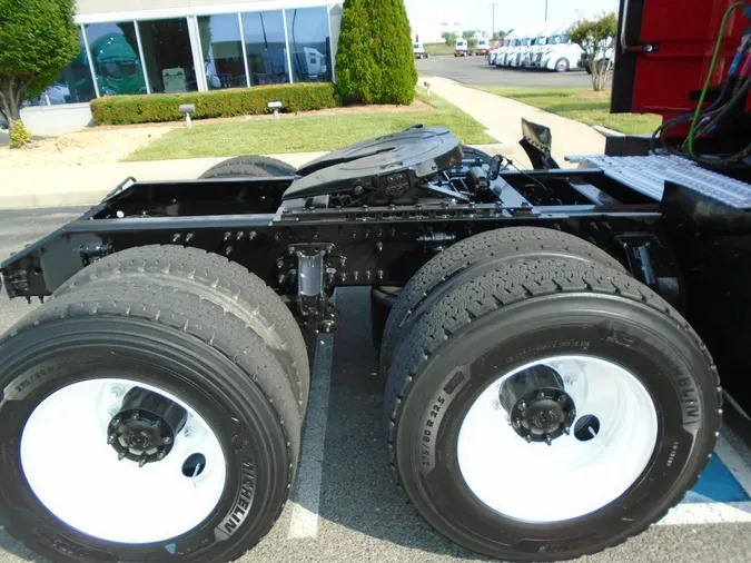 2022 VOLVO VNL64T760