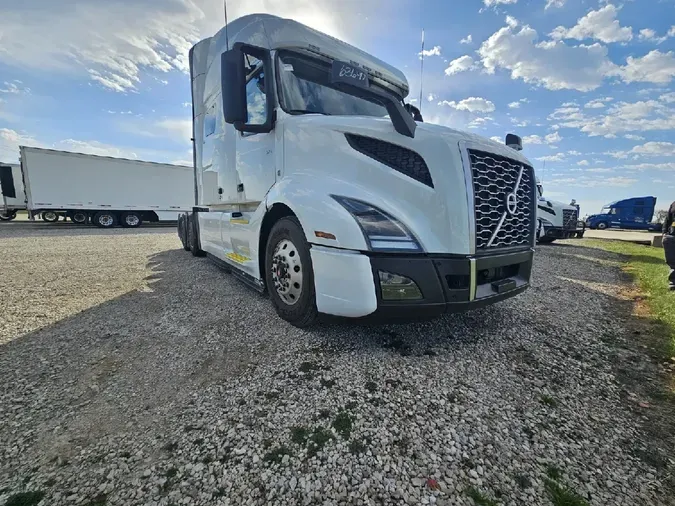 2022 VOLVO VNL64T740