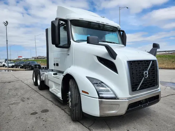 2025 VOLVO VNR64T300