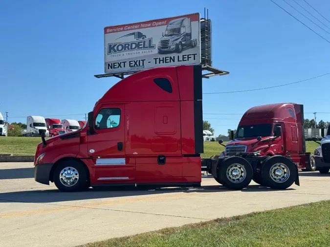 2023 FREIGHTLINER Cascadia 126