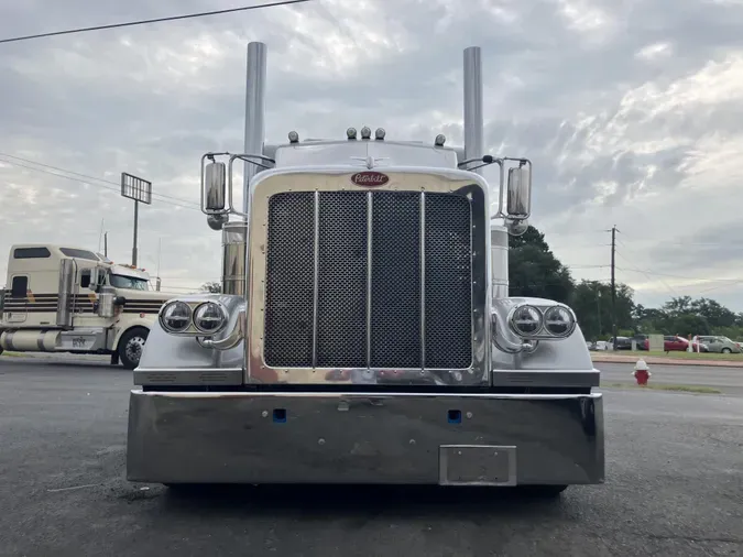 2023 Peterbilt 389