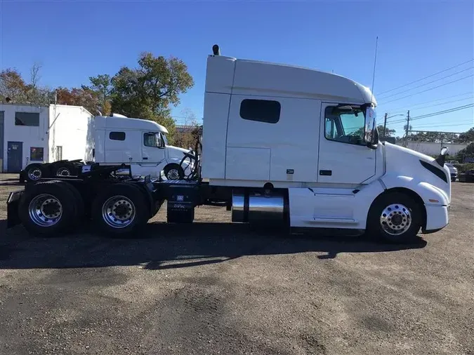 2021 VOLVO VNL740