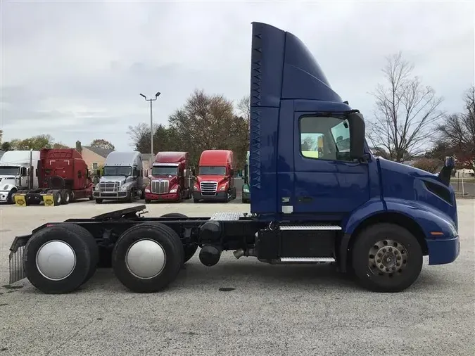 2020 VOLVO VNR300