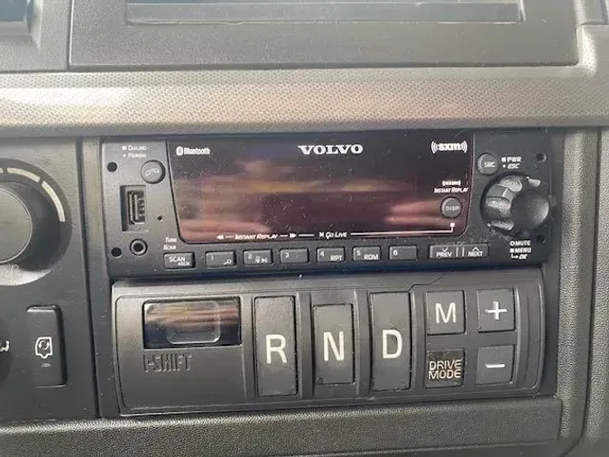 2022 Volvo VNL64T760