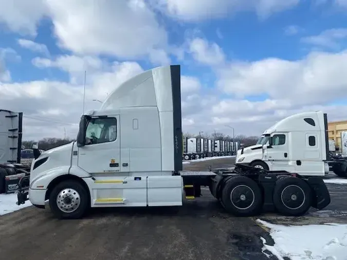 2023 Volvo VNR64T400