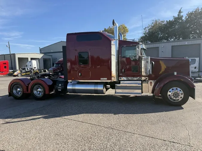 2021 Kenworth W900