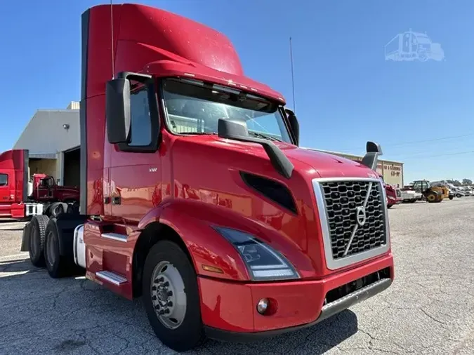 2020 VOLVO VNR64T300