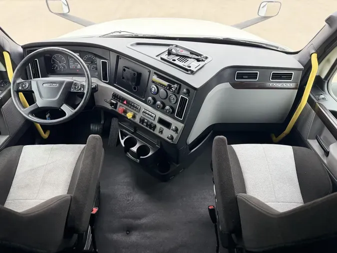 2021 Freightliner Cascadia2fd72b1721f6b6508bb37d58ffe73b25