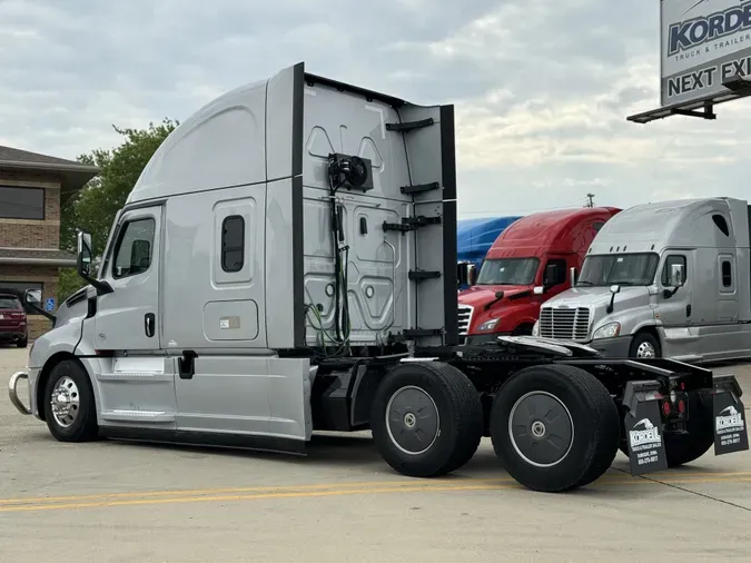 2021 FREIGHTLINER Cascadia 126