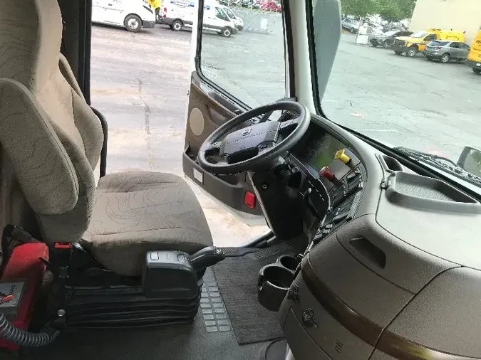 2018 Volvo VNL64300